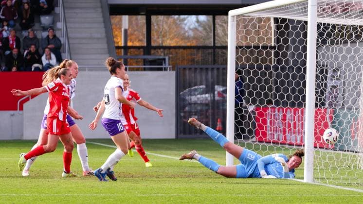 Luisa Palmen (21, SGS Essen) kann das Tor zum 1 : 1 nicht verhindern beim Spiel zwischen FC Bayern München v SGS Essen, Fußball, Frauen, Google Pixel Frauen-Bundesliga, 2025 2026, 8.Spieltag am 01.11.2025 in München, FC Bayern Campus. DFL and DFB regulations prohibit any use of photographs as image sequences and or quasi-video. Bayern Deutschland