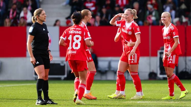 Lea Schüller (11, FC Bayern München) und Team (FC Bayern München) Tor zum 1 : 1 beim Spiel zwischen FC Bayern München v SGS Essen, Fußball, Frauen, Google Pixel Frauen-Bundesliga, 2025 2026, 8.Spieltag am 01.11.2025 in München, FC Bayern Campus. DFL and DFB regulations prohibit any use of photographs as image sequences and or quasi-video. Bayern Deutschland