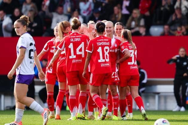 Team (FC Bayern München) Tor zum 2 : 1 beim Spiel zwischen FC Bayern München v SGS Essen, Fußball, Frauen, Google Pixel Frauen-Bundesliga, 2025 2026, 8.Spieltag am 01.11.2025 in München, FC Bayern Campus. DFL and DFB regulations prohibit any use of photographs as image sequences and or quasi-video. Bayern Deutschland