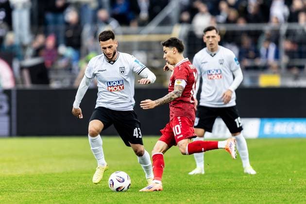 Fussball, Saison 2025 2026, 3. Liga, Donaustadion Ulm, 13. Spieltag, SSV Ulm 1846 Fußball - VfB Stuttgart II, 01.11.2025 01.11.2025, Fussball, Saison 2025 2026, 3. Liga, Donaustadion Ulm, 13. Spieltag, SSV Ulm 1846 Fußball - VfB Stuttgart II, v.l. 43 Leon Dajaku (SSV Ulm 1846 Fußball), 10 Nicolas Sessa (VfB Stuttgart II) Foto: Lucca Fundel Ulm Donaustadion Baden-Württemberg Deutschland