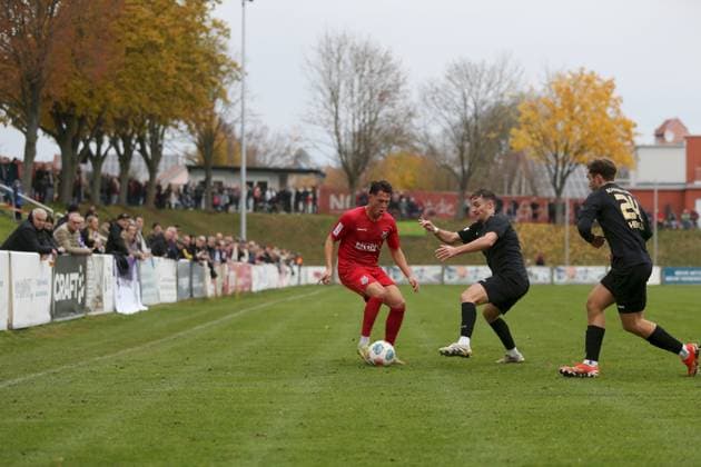 01.11.2025, xjcx, Herren, Fussball, Saison 2025 2026, Regionalliga Bayern, 16. Spieltag: TSV Aubstadt - TSV Schwaben Augsburg Lukas Mrozek ( 2, TSV Aubstadt) und Maximilian Heiß ( 7, TSV Schwaben Augsburg), Elias Herzig ( 24, TSV Schwaben Augsburg) Sulzfeld Schulstadion Aubstadt (NGN Arena) Bayern Deutschland