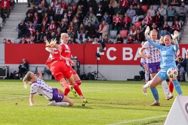 Torschuss durch Pernille Harder (FC Bayern Muenchen, 21) mit Lea Schueller (FC Bayern Muenchen, 11) und Luisa Palmen (SGS Essen, 21), mit Paula Flach (SGS Essen, 05) und Laura Pucks (SGS Essen, 15), GER, FC Bayern Muenchen vs. SGS Essen, Fussball, Google Pixel Frauen-Bundesliga, 8. Spieltag, Saison 2025 2026, 01.11.2025, DFL DFB REGULATIONS PROHIBIT ANY USE OF PHOTOGRAPHS as IMAGE SEQUENCES and or QUASI-VIDEO, GER, FC Bayern Muenchen vs. SGS Essen, Fussball, Google Pixel Frauen-Bundesliga, 8. Spieltag, Saison 2025 2026, 01.11.2025 Muenchen Copyright: xEibner-Pressefoto JennixMaulx EP_JML