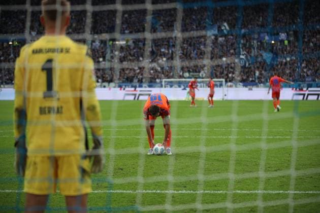 Elfmeter fuer Schalke Kenan Karaman (FC Schalke 04, 19) tritt an gegen Hans Christian Bernat (Karlsruher SC, Torwart 01), Karlsruher SC vs. FC Schalke 04, 2. Bundesliga, 11. Spieltag, 2025 2026, 01.11.2025, DFL REGULATIONS PROHIBIT ANY USE OF PHOTOGRAPHS AS IMAGE SEQUENCES AND OR QUASI-VIDEO, Karlsruher SC vs. FC Schalke 04, 2. Bundesliga, 11. Spieltag, 2025 2026, 01.11.2025 Karlsruhe