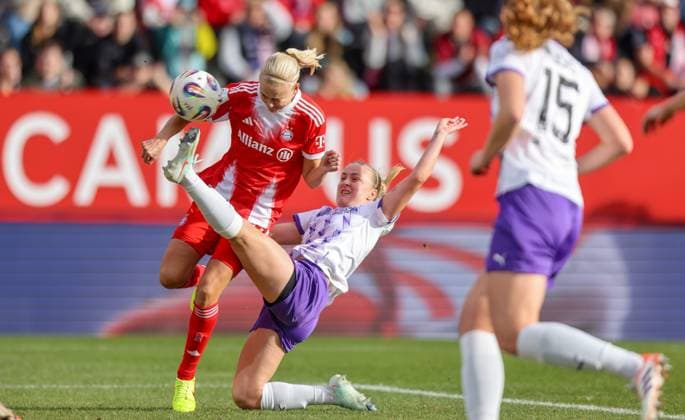DEU, München, FC Bayern München vs SGS Essen, Google Pixel Frauen Bundesliga, DFB, Saison 2526, FC Bayern Campus, 8. Spieltag im Bild v.l.n.r: Pernille Harder (Bayern München 21), Paula Flach (SGS Essen 5), Zweikampf DFB DFL REGULATIONS PROHIBIT ANY USE OF PHOTOGRAPHS AS IMAGE SEQUENCES AND OR QUASI-VIDEO, 01.11.2025 Copyright: HMBxMedia HendrikxHamelau