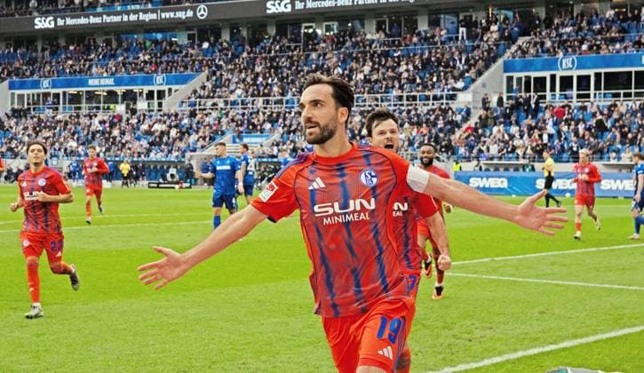 01.11.25 Karlsruher SC - FC Schalke 04 Deutschland, Karlsruhe, 01.11.2025, Fussball, 2. Bundesliga, Saison 2025 2026, Karlsruher SC - FC Schalke 04: Kenan Karaman (FC Schalke 04); Jubel Tor Elfmeter 0:1 Karaman.