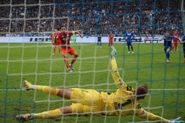 Kenan Karaman (FC Schalke 04, 19) gewinnt das Elfmeter Duell gegen Hans Christian Bernat (Karlsruher SC, Torwart 01) und trifft zum 0:1, Karlsruher SC vs. FC Schalke 04, 2. Bundesliga, 11. Spieltag, 2025 2026, 01.11.2025, DFL REGULATIONS PROHIBIT ANY USE OF PHOTOGRAPHS AS IMAGE SEQUENCES AND OR QUASI-VIDEO, Karlsruher SC vs. FC Schalke 04, 2. Bundesliga, 11. Spieltag, 2025 2026, 01.11.2025 Karlsruhe