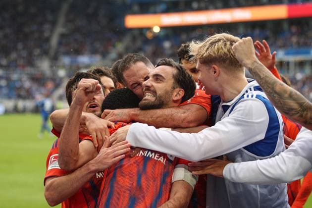 Kenan Karaman (FC Schalke 04, 19) jubelt nach seinem Elfmeter Treffer zum 0:1, Karlsruher SC vs. FC Schalke 04, 2. Bundesliga, 11. Spieltag, 2025 2026, 01.11.2025, DFL REGULATIONS PROHIBIT ANY USE OF PHOTOGRAPHS AS IMAGE SEQUENCES AND OR QUASI-VIDEO, Karlsruher SC vs. FC Schalke 04, 2. Bundesliga, 11. Spieltag, 2025 2026, 01.11.2025 Karlsruhe