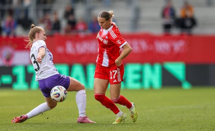 DEU, München, FC Bayern München vs SGS Essen, Google Pixel Frauen Bundesliga, DFB, Saison 2526, FC Bayern Campus, 8. Spieltag im Bild v.l.n.r: Maike Berentzen (SGS Essen 13), Klara Bühl (Bayern München 17) DFB DFL REGULATIONS PROHIBIT ANY USE OF PHOTOGRAPHS AS IMAGE SEQUENCES AND OR QUASI-VIDEO, 01.11.2025 Copyright: HMBxMedia HendrikxHamelau