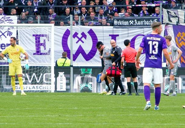 Nicolas Oliveira (Regensburg) musste verletztungsbedingt ausgewechselt werden. Fußball 3.Liga 2025 26 FC Erzgebirge Aue - SSV Jahn Regensburg am 1.11.2025 Erzgebirge Aue - Jahn Regensburg