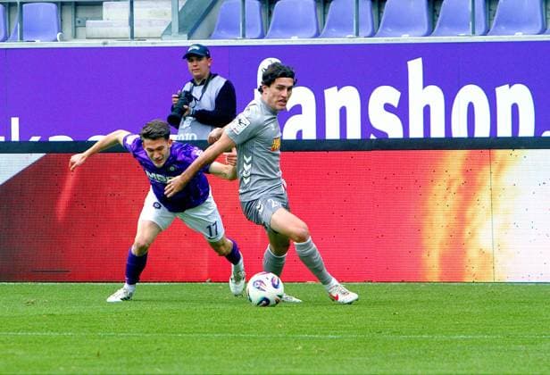 Pascal Fallmann (Aue , links) im Zweikampf mit Benedikt Bauer (Regensburg) Fußball 3.Liga 2025 26 FC Erzgebirge Aue - SSV Jahn Regensburg am 1.11.2025 Erzgebirge Aue - Jahn Regensburg