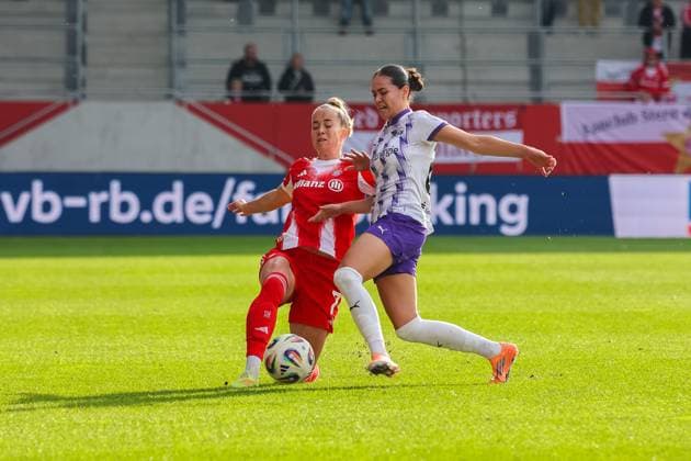 Giulia Gwinn (FC Bayern Muenchen, 07) mit Kassandra Potsi (SGS Essen, 28), GER, FC Bayern Muenchen vs. SGS Essen, Fussball, Google Pixel Frauen-Bundesliga, 8. Spieltag, Saison 2025 2026, 01.11.2025, DFL DFB REGULATIONS PROHIBIT ANY USE OF PHOTOGRAPHS as IMAGE SEQUENCES and or QUASI-VIDEO, GER, FC Bayern Muenchen vs. SGS Essen, Fussball, Google Pixel Frauen-Bundesliga, 8. Spieltag, Saison 2025 2026, 01.11.2025 Muenchen Copyright: xEibner-Pressefoto JennixMaulx EP_JML