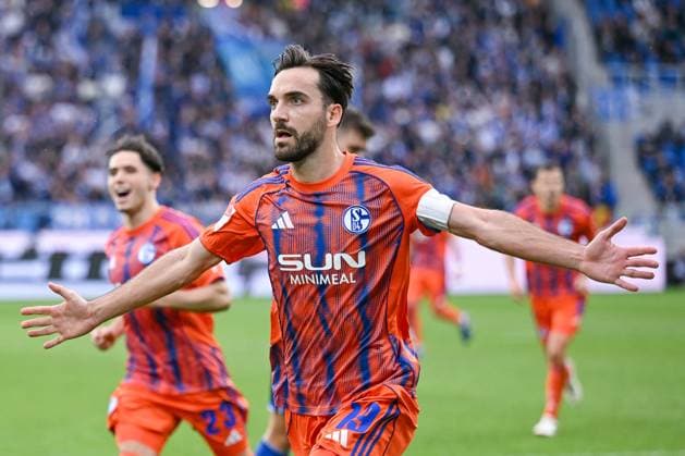 01.11.2025, Fussball, 2. Bundesliga, Saison 2025 2026, 11. Spieltag, Karlsruher SC - FC Schalke 04, Kenan Karaman (FC Schalke 04) freut sich über das Tor zum 0:1 mit der Mannschaft, xRHR-FOTO YYx