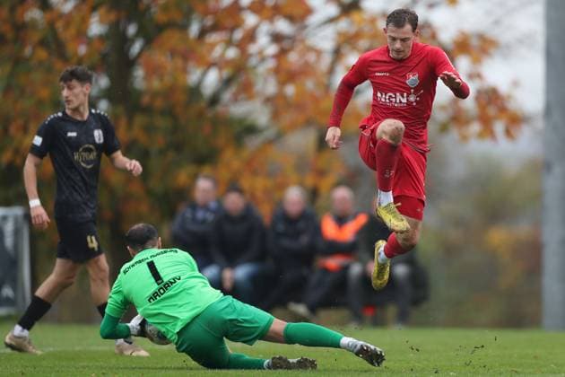 01.11.2025, xjcx, Herren, Fussball, Saison 2025 2026, Regionalliga Bayern, 16. Spieltag: TSV Aubstadt - TSV Schwaben Augsburg Iason Drobny ( 1, TSV Schwaben Augsburg) ist vor Franz Helmer ( 5, TSV Aubstadt) zur Stelle Sulzfeld Schulstadion Aubstadt (NGN Arena) Bayern Deutschland