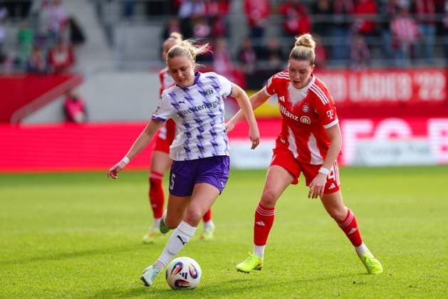 Paula Flach (5, SGS Essen) und Alara Sehitler (14, FC Bayern München) beim Spiel zwischen FC Bayern München v SGS Essen, Fußball, Frauen, Google Pixel Frauen-Bundesliga, 2025 2026, 8.Spieltag am 01.11.2025 in München, FC Bayern Campus. DFL and DFB regulations prohibit any use of photographs as image sequences and or quasi-video. Bayern Deutschland