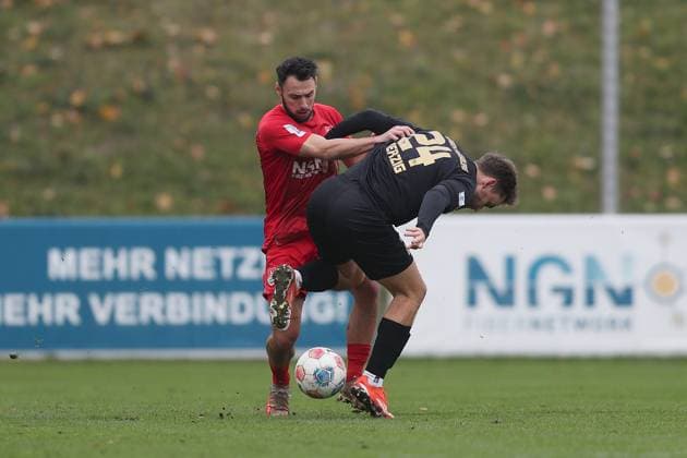 01.11.2025, xjcx, Herren, Fussball, Saison 2025 2026, Regionalliga Bayern, 16. Spieltag: TSV Aubstadt - TSV Schwaben Augsburg Timo Pitter ( 10, TSV Aubstadt) und Elias Herzig ( 24, TSV Schwaben Augsburg) Sulzfeld Schulstadion Aubstadt (NGN Arena) Bayern Deutschland