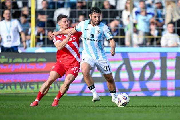 3. Liga - 25 26 - 1. BL - 25 26 - TSV 1860 München - FC Energie Cottbus am 01.11.2025 im Staedtisches Stadion an der Gruenwalder Straße in Muenchen Axel Borgmann (Cottbus) im Zweikampf gegen Kevin Volland (Muenchen)