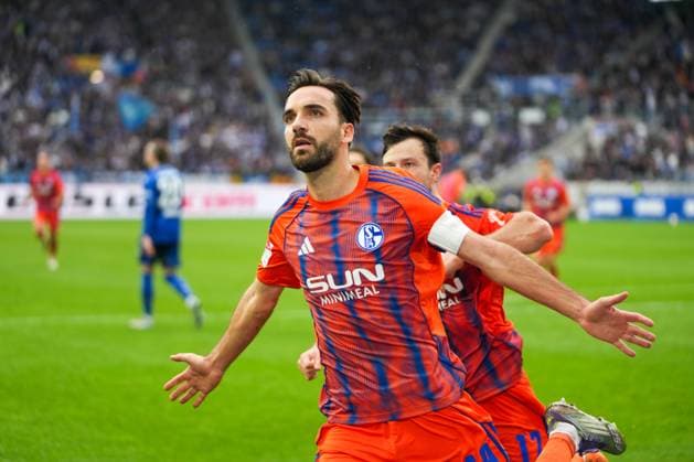 2. Bundesliga, Karlsruher SC vs FC Schalke 05, 01.11.2025 Kenan Karaman (FC Schalke 04, 19) celebrating a goal for 0:1 after penalty 2. Bundesliga, Karlsruher SC vs FC Schalke 05, BBBank Wildpark Karlsruhe, 01.11.2025 DFB DFL REGULATIONS PROHIBIT ANY USE OF PHOTOGRAPHS AS IMAGE SEQUENCES AND OR QUASI-VIDEO.