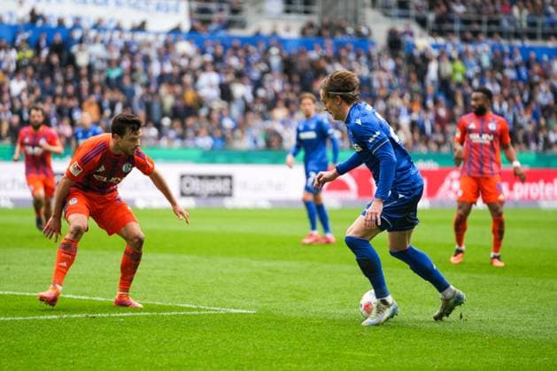 2. Bundesliga, Karlsruher SC vs FC Schalke 05, 01.11.2025 Duel between Adrian Gantenbein (FC Schalke 04, 17) and David Herold (Karlsruher SC, 20) 2. Bundesliga, Karlsruher SC vs FC Schalke 05, BBBank Wildpark Karlsruhe, 01.11.2025 DFB DFL REGULATIONS PROHIBIT ANY USE OF PHOTOGRAPHS AS IMAGE SEQUENCES AND OR QUASI-VIDEO.