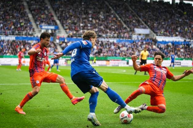 2. Bundesliga, Karlsruher SC vs FC Schalke 05, 01.11.2025 Duel between Adrian Gantenbein (FC Schalke 04, 17) and David Herold (Karlsruher SC, 20) and Soufiane El-Faouzi (FC Schalke 04, 23) 2. Bundesliga, Karlsruher SC vs FC Schalke 05, BBBank Wildpark Karlsruhe, 01.11.2025 DFB DFL REGULATIONS PROHIBIT ANY USE OF PHOTOGRAPHS AS IMAGE SEQUENCES AND OR QUASI-VIDEO.