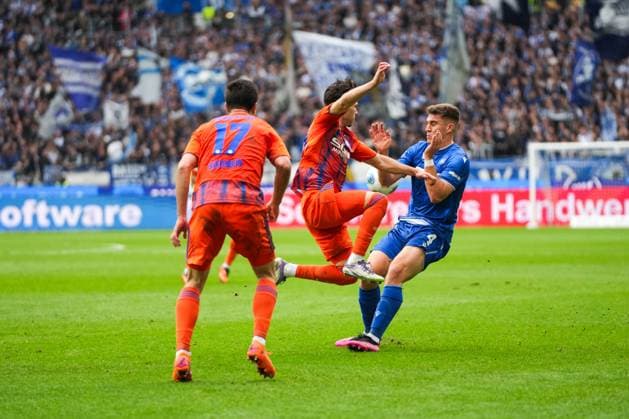 2. Bundesliga, Karlsruher SC vs FC Schalke 05, 01.11.2025 Duell between Vitalie Becker (FC Schalke 04, 33) and Marcel Beifus (Karlsruher SC, 4) 2. Bundesliga, Karlsruher SC vs FC Schalke 05, BBBank Wildpark Karlsruhe, 01.11.2025 DFB DFL REGULATIONS PROHIBIT ANY USE OF PHOTOGRAPHS AS IMAGE SEQUENCES AND OR QUASI-VIDEO.