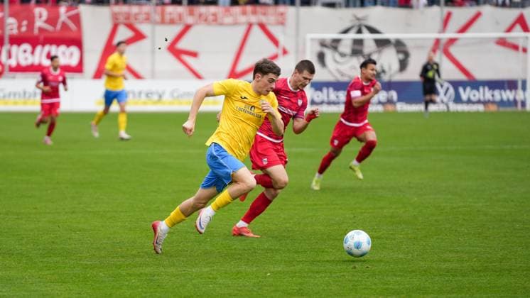 Fußball, Herren, Saison 2025 2026, Regionalliga Nordost, 14. Spieltag, FSV Zwickau vs. FSV 63 Luckenwalde, Samstag 01.11.2025, GGZ-Arena Zwickau, Im Bild: Tim Maciejewski (l. Luckenwalde) und Sonny Ziemer (r. Zwickau) Sachsen Deutschland