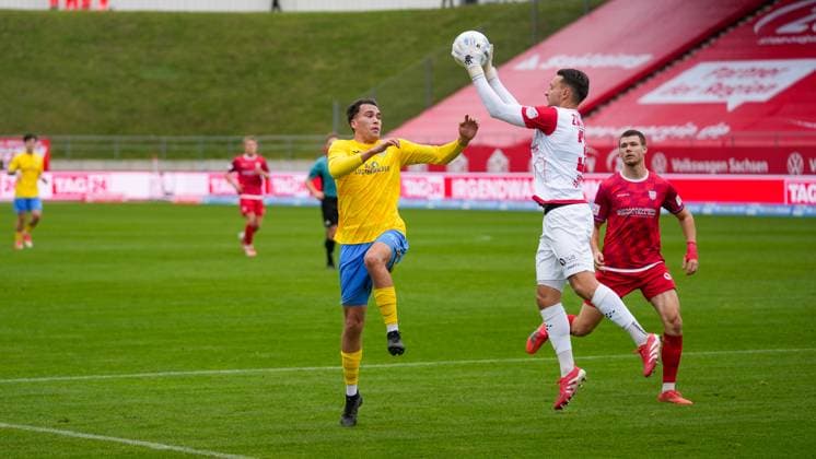 Fußball, Herren, Saison 2025 2026, Regionalliga Nordost, 14. Spieltag, FSV Zwickau vs. FSV 63 Luckenwalde, Samstag 01.11.2025, GGZ-Arena Zwickau, Im Bild: v.l. Simon Gollnack (Luckenwalde), Lucas Hiemann (Zwickau) und Sonny Ziemer (Zwickau) Sachsen Deutschland
