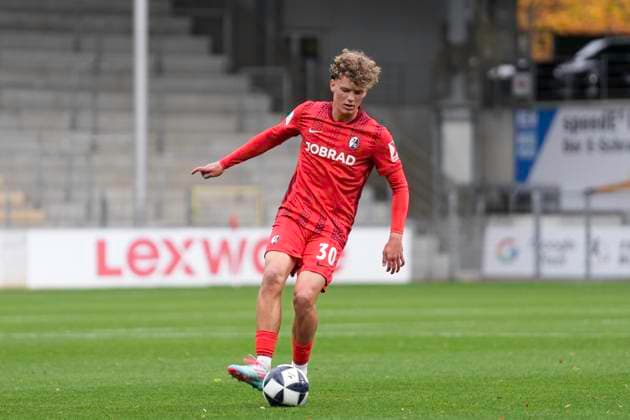 Rouven Tarnutzer (SC Freiburg II, 30) am Ball , Deutschland, Fussball, Regionalliga Südwest, 15.Spieltag, 2025 2026, SC Freiburg II vs. TSV Steinbach Haiger, 01.11.2025, Dreisamstadion, Freiburg, Deutschland DFB REGULATIONS PROHIBIT ANY USE OF PHOTOGRAPHS AS IMAGE SEQUENCES AND OR QUASI-VIDEO. Freiburg Dreisamstadion Baden-Wuerttemberg Deutschland Copyright: xArnexAmbergx