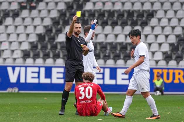 Mika Forster (Schiedsrichter) zeigt die gelbe Karte , Deutschland, Fussball, Regionalliga Südwest, 15.Spieltag, 2025 2026, SC Freiburg II vs. TSV Steinbach Haiger, 01.11.2025, Dreisamstadion, Freiburg, Deutschland DFB REGULATIONS PROHIBIT ANY USE OF PHOTOGRAPHS AS IMAGE SEQUENCES AND OR QUASI-VIDEO. Freiburg Dreisamstadion Baden-Wuerttemberg Deutschland Copyright: xArnexAmbergx