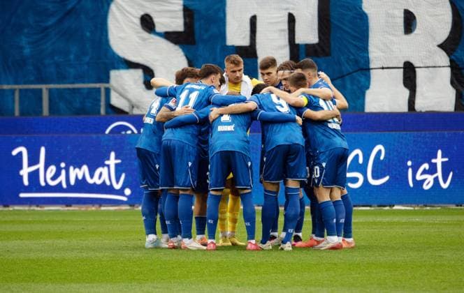 01.11.25 Karlsruher SC - FC Schalke 04 Deutschland, Karlsruhe, 01.11.2025, Fussball, 2. Bundesliga, Saison 2025 2026, Karlsruher SC - FC Schalke 04: Team Mannschaft Karlsruher SC Spielerkreis.