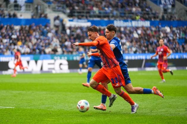 2. Bundesliga, Karlsruher SC vs FC Schalke 05, 01.11.2025 Duell between Vitalie Becker (FC Schalke 04, 33) and Rafael Pinto Pedrosa (Karlsruher SC, 36) 2. Bundesliga, Karlsruher SC vs FC Schalke 05, BBBank Wildpark Karlsruhe, 01.11.2025 DFB DFL REGULATIONS PROHIBIT ANY USE OF PHOTOGRAPHS AS IMAGE SEQUENCES AND OR QUASI-VIDEO.