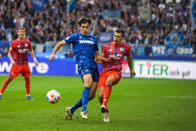 2. Bundesliga, Karlsruher SC vs FC Schalke 05, 01.11.2025 Duell between Roko äimi? (Karlsruher SC, 9) and Ron Schallenberg (FC Schalke 04, 6) 2. Bundesliga, Karlsruher SC vs FC Schalke 05, BBBank Wildpark Karlsruhe, 01.11.2025 DFB DFL REGULATIONS PROHIBIT ANY USE OF PHOTOGRAPHS AS IMAGE SEQUENCES AND OR QUASI-VIDEO.