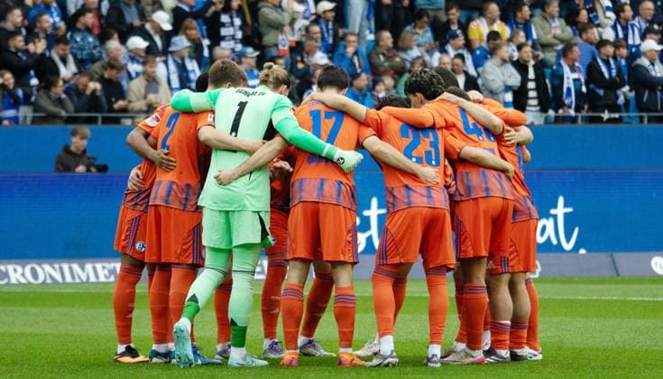 01.11.25 Karlsruher SC - FC Schalke 04 Deutschland, Karlsruhe, 01.11.2025, Fussball, 2. Bundesliga, Saison 2025 2026, Karlsruher SC - FC Schalke 04: Team Mannschaft FC Schalke 04 Spielerkreis.
