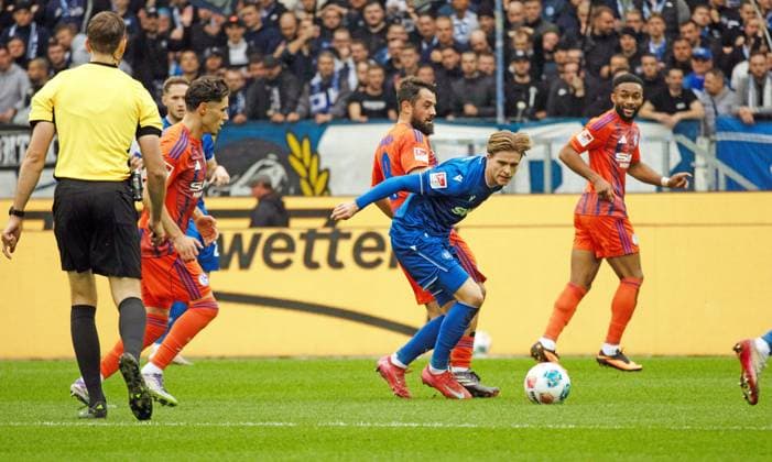 01.11.25 Karlsruher SC - FC Schalke 04 Deutschland, Karlsruhe, 01.11.2025, Fussball, 2. Bundesliga, Saison 2025 2026, Karlsruher SC - FC Schalke 04: v.l. Amin Younes (FC Schalke 04), Dzenis Burnic (Karlsruher SC).