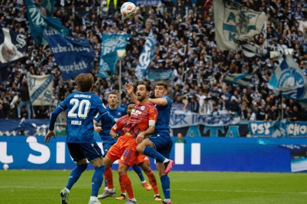 01.11.25 Karlsruher SC - FC Schalke 04 Deutschland, Karlsruhe, 01.11.2025, Fussball, 2. Bundesliga, Saison 2025 2026, Karlsruher SC - FC Schalke 04: v.l. Kenan Karaman (FC Schalke 04), Marcel Beifus (Karlsruher SC).