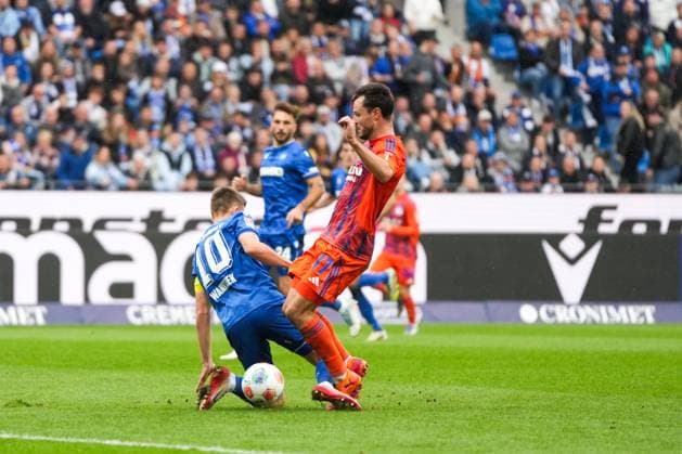 2. Bundesliga, Karlsruher SC vs FC Schalke 05, 01.11.2025 Duell between Marvin Wanitzek (Karlsruher SC, 10) and Adrian Gantenbein (FC Schalke 04, 17) 2. Bundesliga, Karlsruher SC vs FC Schalke 05, BBBank Wildpark Karlsruhe, 01.11.2025 DFB DFL REGULATIONS PROHIBIT ANY USE OF PHOTOGRAPHS AS IMAGE SEQUENCES AND OR QUASI-VIDEO. Copyright: xBEAUTIFULxSPORTS Boscox