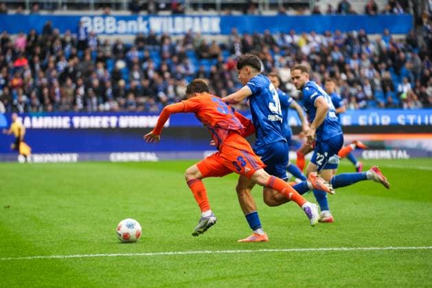 2. Bundesliga, Karlsruher SC vs FC Schalke 05, 01.11.2025 Duell between Vitalie Becker (FC Schalke 04, 33) and Rafael Pinto Pedrosa (Karlsruher SC, 36) 2. Bundesliga, Karlsruher SC vs FC Schalke 05, BBBank Wildpark Karlsruhe, 01.11.2025 DFB DFL REGULATIONS PROHIBIT ANY USE OF PHOTOGRAPHS AS IMAGE SEQUENCES AND OR QUASI-VIDEO. Copyright: xBEAUTIFULxSPORTS Boscox