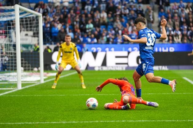 2. Bundesliga, Karlsruher SC vs FC Schalke 05, 01.11.2025 Duell between Vitalie Becker (FC Schalke 04, 33) and Rafael Pinto Pedrosa (Karlsruher SC, 36) 2. Bundesliga, Karlsruher SC vs FC Schalke 05, BBBank Wildpark Karlsruhe, 01.11.2025 DFB DFL REGULATIONS PROHIBIT ANY USE OF PHOTOGRAPHS AS IMAGE SEQUENCES AND OR QUASI-VIDEO. Copyright: xBEAUTIFULxSPORTS Boscox