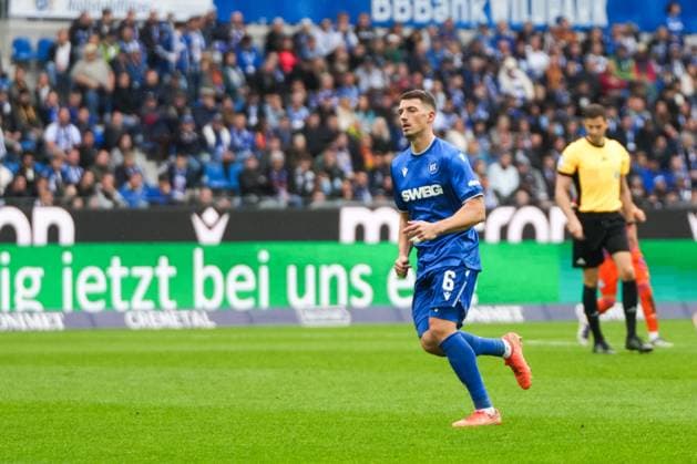 2. Bundesliga, Karlsruher SC vs FC Schalke 05, 01.11.2025 Nicolai Rapp (Karlsruher SC, 6) 2. Bundesliga, Karlsruher SC vs FC Schalke 05, BBBank Wildpark Karlsruhe, 01.11.2025 DFB DFL REGULATIONS PROHIBIT ANY USE OF PHOTOGRAPHS AS IMAGE SEQUENCES AND OR QUASI-VIDEO. Copyright: xBEAUTIFULxSPORTS Boscox