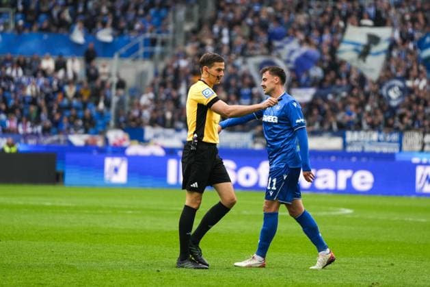 2. Bundesliga, Karlsruher SC vs FC Schalke 05, 01.11.2025 Max Burda (Referee) 2. Bundesliga, Karlsruher SC vs FC Schalke 05, BBBank Wildpark Karlsruhe, 01.11.2025 DFB DFL REGULATIONS PROHIBIT ANY USE OF PHOTOGRAPHS AS IMAGE SEQUENCES AND OR QUASI-VIDEO. Copyright: xBEAUTIFULxSPORTS Boscox