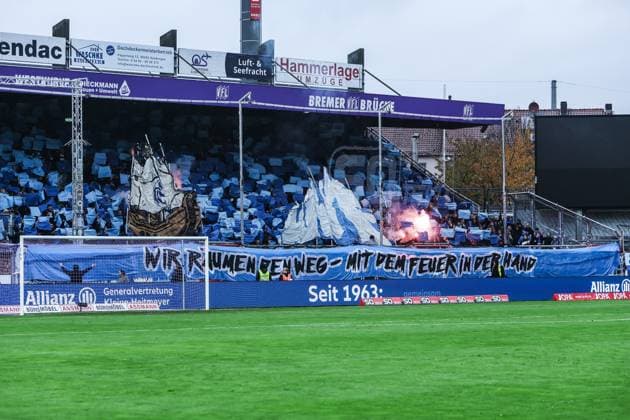 Fussball, 3.Liga Saison 2025 2026 13. Spieltag VfL Osnabrück - MSV Duisburg 01.11.2025, Bremer Brücke Fans MSV Duisburg mit einer Choreo und Pyro vor dem Spiel Osnabrück Bremer Brücke Niedersachsen Deutschland