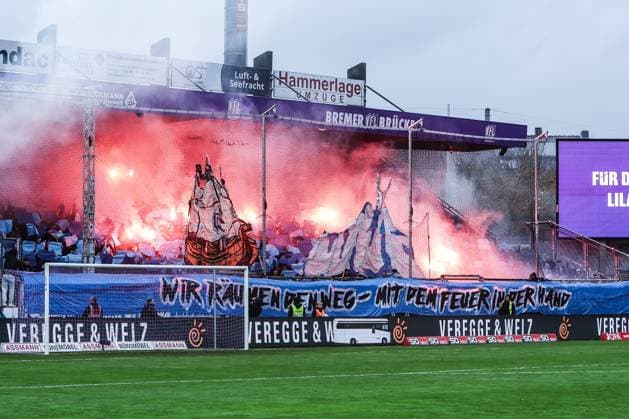 Fussball, 3.Liga Saison 2025 2026 13. Spieltag VfL Osnabrück - MSV Duisburg 01.11.2025, Bremer Brücke Fans MSV Duisburg mit einer Choreo und Pyro vor dem Spiel Osnabrück Bremer Brücke Niedersachsen Deutschland