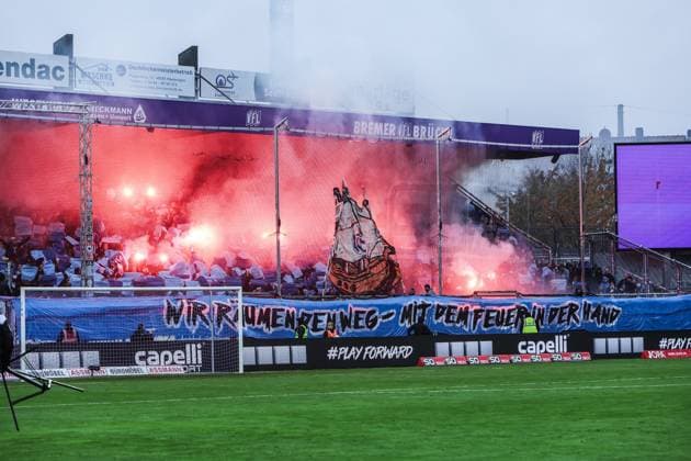 Fussball, 3.Liga Saison 2025 2026 13. Spieltag VfL Osnabrück - MSV Duisburg 01.11.2025, Bremer Brücke Fans MSV Duisburg mit einer Choreo und Pyro vor dem Spiel Osnabrück Bremer Brücke Niedersachsen Deutschland