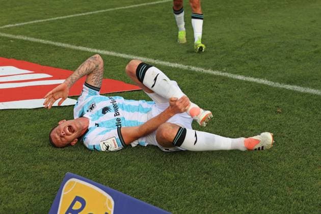 Fussball, Herren, 3.Liga, Saison 2025 2026, TSV 1860 München - FC Energie Cottbus, Grünwalder Stadion Max Reinthaler (TSV 1860 München) mit Schmerzen am Boden
