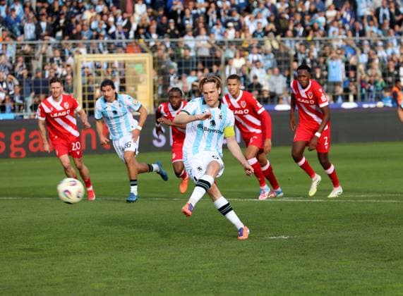 Fussball, Herren, 3.Liga, Saison 2025 2026, TSV 1860 München - FC Energie Cottbus, Grünwalder Stadion 1:0 durch Thore Jacobsen (TSV 1860 München) Tor, Elfmeter