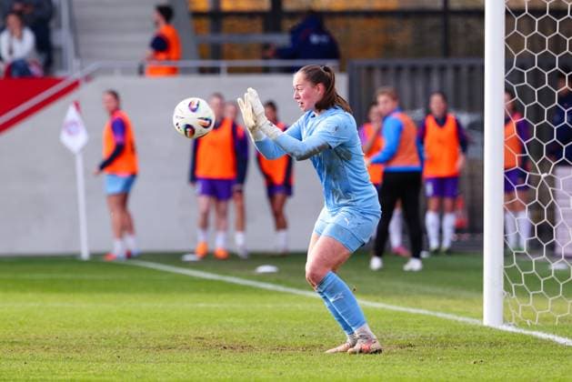 Luisa Palmen (21, SGS Essen), hält den Ball sicher beim Spiel zwischen FC Bayern München v SGS Essen, Fußball, Frauen, Google Pixel Frauen-Bundesliga, 2025 2026, 8.Spieltag am 01.11.2025 in München, FC Bayern Campus. DFL and DFB regulations prohibit any use of photographs as image sequences and or quasi-video. Bayern Deutschland
