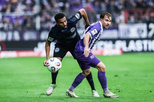 Fussball, 3.Liga Saison 2025 2026 13. Spieltag VfL Osnabrück - MSV Duisburg 01.11.2025, Bremer Brücke Jesse Tugbenyo (MSV Duisburg, 33) Lars Kehl 18 (Osnabrueck) Zweikampf Osnabrück Bremer Brücke Niedersachsen Deutschland