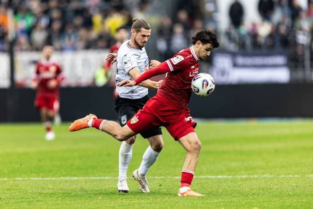 Fussball, Saison 2025 2026, 3. Liga, Donaustadion Ulm, 13. Spieltag, SSV Ulm 1846 Fußball - VfB Stuttgart II, 01.11.2025 01.11.2025, Fussball, Saison 2025 2026, 3. Liga, Donaustadion Ulm, 13. Spieltag, SSV Ulm 1846 Fußball - VfB Stuttgart II, v.l. 11 Dennis Chessa (SSV Ulm 1846 Fußball), 42 Leonidas Stergiou (VfB Stuttgart II) Foto: Lucca Fundel Ulm Donaustadion Baden-Württemberg Deutschland