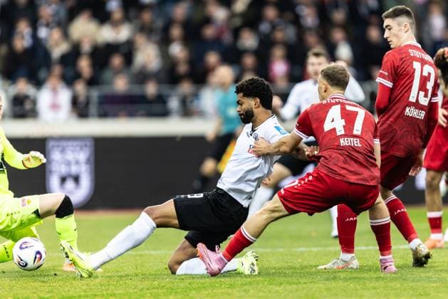 Fussball, Saison 2025 2026, 3. Liga, Donaustadion Ulm, 13. Spieltag, SSV Ulm 1846 Fußball - VfB Stuttgart II, 01.11.2025 01.11.2025, Fussball, Saison 2025 2026, 3. Liga, Donaustadion Ulm, 13. Spieltag, SSV Ulm 1846 Fußball - VfB Stuttgart II, Torjubel Jubel Freude nach Treffer Tor Torschuss zum 1:0 durch 49 Andre Becker (SSV Ulm 1846 Fußball) Foto: Lucca Fundel Ulm Donaustadion Baden-Württemberg Deutschland