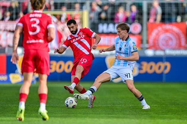 v.li.: Tolcay Cigerci (Cottbus, 10) Clemens Lippmann (TSV 1860, 41) im Zweikampf, Duell, duel, tackle, Dynamik, Action, Aktion, 01.11.2025, München (Deutschland), Fussball, 3. Liga, TSV 1860 München - FC Energie Cottbus, DFB DFL REGULATIONS PROHIBIT ANY USE OF PHOTOGRAPHS AS IMAGE SEQUENCES AND OR QUASI-VIDEO.