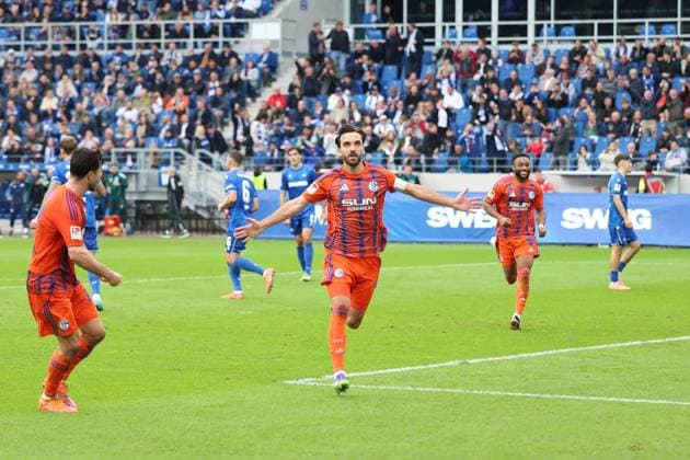 01.11.2025, xrekx, Fussball 2.Bundesliga, Karlsruher SC - FC Schalke 04 v.l. Torjubel nach dem Tor zum celebrating the goal celebrate 0:1 durch Kenan Karaman (FC Schalke 04) (DFL DFB REGULATIONS PROHIBIT ANY USE OF PHOTOGRAPHS as IMAGE SEQUENCES and or QUASI-VIDEO) Karlsruhe